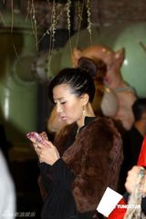 高清图：阿朵参观艺术展玩手机 妆容略显苍老