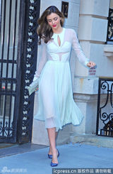 组图：米兰达-可儿白色透视礼服亮相 性感迷人