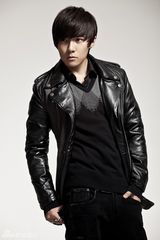 组图：台湾当红小生唐禹哲服饰大片 展秋冬新锐姿态