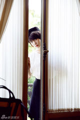 组图：王珞丹写真黑白配 十足文艺小清新