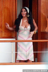 组图：林赛着爆乳吊带裙撕打不慎露半球