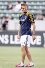 组图：贝克汉姆赛场出糗 偷摸私处被拍下