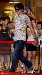 组图：韩星f(x)SEVEN等亮相名品开业派对