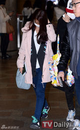 组图：Kara便装赴日 姜智英美颜具荷拉掩面