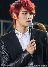 组图：金在中上海个唱展摇滚魅力 下厨喂粉丝