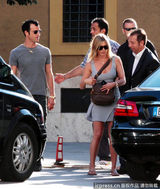 组图：安妮斯顿秀八字奶 携男友游罗马