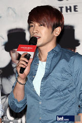 组图：韩国组合神话两人一组3地办签名会谢粉丝