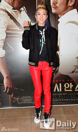 组图：Sandara亮相影片试映会 金发红裤潮味足