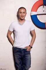 组图：杜淳最新杂志封面 暖阳下舒展轻熟男魅力