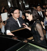 组图：范冰冰深V礼服亮相遭围堵