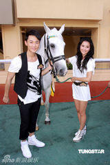 幻灯图：林峰与阿Sa(蔡卓妍)现身马场汗流浃背