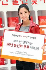 组图：韩星Clara清纯亮相活动 露蛮腰显性感