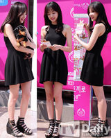 组图：尹胜雅参加反对动物实验签名活动吻爱犬