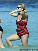 组图：迪亚兹平胸见狗仔快闪 巴里摩尔晒肥肚腩