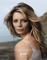 组图：萨尔玛-海耶克变身俏皮主妇宣传牛乳魅力