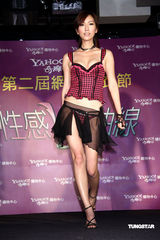 幻灯图：名模着各色内衣走秀 挑战肢体性感极限