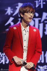 组图：许嵩新专辑庆功睡衣派对 近千歌迷捧场