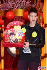 组图：潘玮柏亮相香港签唱会 又唱又跳high翻场