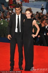 组图：《不顾一切》首映 埃夫隆帅气编剧美背抢镜