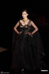 组图：香港时装节开幕 周秀娜谢婷婷等性感抗寒流