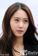 组图：Kara姜智英f(x)Krystal便装突袭校园