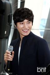 组图：韩星金多炫办小型音乐会与粉丝亲密互动