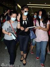 幻灯图集：赵薇产后尚显臃肿 独身飞沪任电影节评委