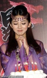 幻灯图：闫凤娇借艳照激活演艺事业 代言接不停