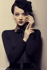 组图：唐于鸿新写真高贵典雅 油画质感宛若女神  