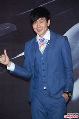 组图：林俊杰发布新专辑 秀棒球阳光帅气