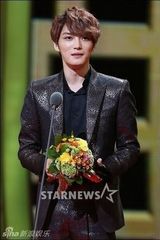 组图：金在中红毯脱衣吐舌逗粉丝 获奖感谢自己