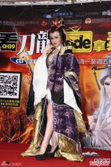 高清组图：洪棠扮布袋戏主角 爆乳装露E奶吸睛