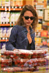 组图：阿尔芭戴墨镜超市购物 变身优雅主妇