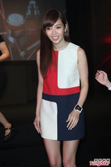 组图：侯佩岑撞色裙装亮相 优雅十足秀长腿