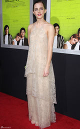 组图：艾玛《壁花少年》首映不慎露胸贴