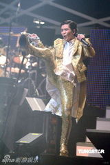 组图：萧敬腾唱《black or white》 向杰克逊致敬