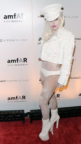 幻灯图集：Lady Gaga珍珠面妆现身艾滋病慈善红毯