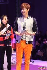 组图：李敏镐休闲装帅气亮相 长腿偶吧笑容迷人