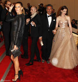 高清组图：纽约大都会庆典 吉赛尔-邦辰夫妇秀恩爱