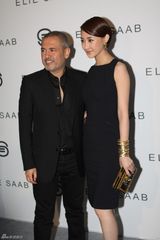 组图：林鹏复古黑裙巴黎看秀 典雅风范高贵似女神