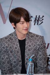 组图：金宇彬上海会粉丝 最想合作成龙章子怡