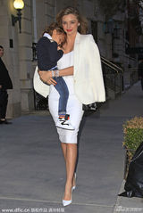 组图：米兰达可儿白色修身裙端庄 紧抱沉睡爱子