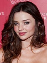 高清组图：米兰达-可儿性感亮相 粉红礼服娇艳