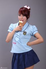 高清组图：i Me学生装秀美腿 舌舔冰激凌春光无限