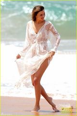 组图：超模米兰达薄纱透视装 豪迈倒立露底裤