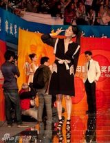 组图：吴辰君可爱马尾造型颁奖 怀念学生时代