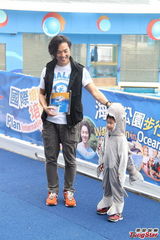 组图：郑伊健欧倩怡步行筹款 致力公益很开心