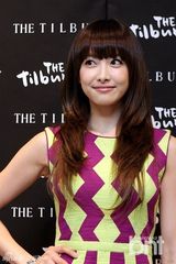 组图：f(x)宋茜Luna绚丽出席某品牌开业典礼