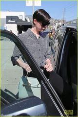 组图：海瑟薇爱上中性装 帅气小衬衫与老公购物