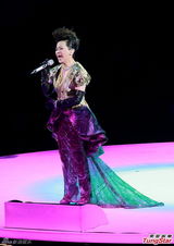 组图：叶德娴献唱见好就收 尾场开唱致敬张国荣